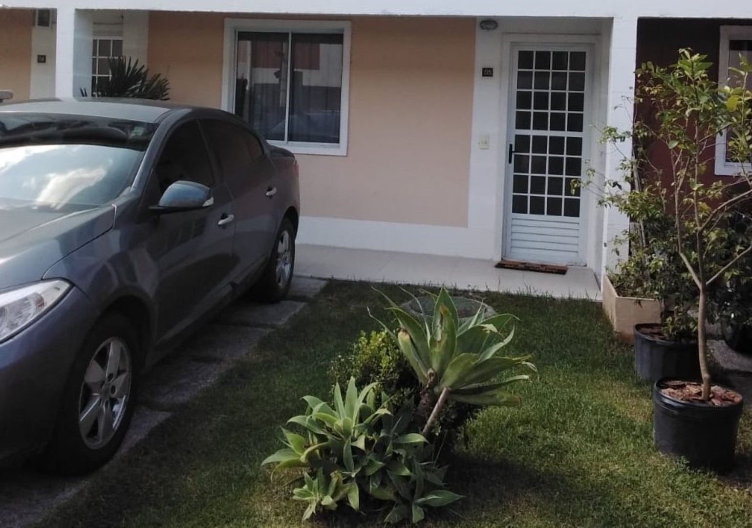 Lower part of the housefront.